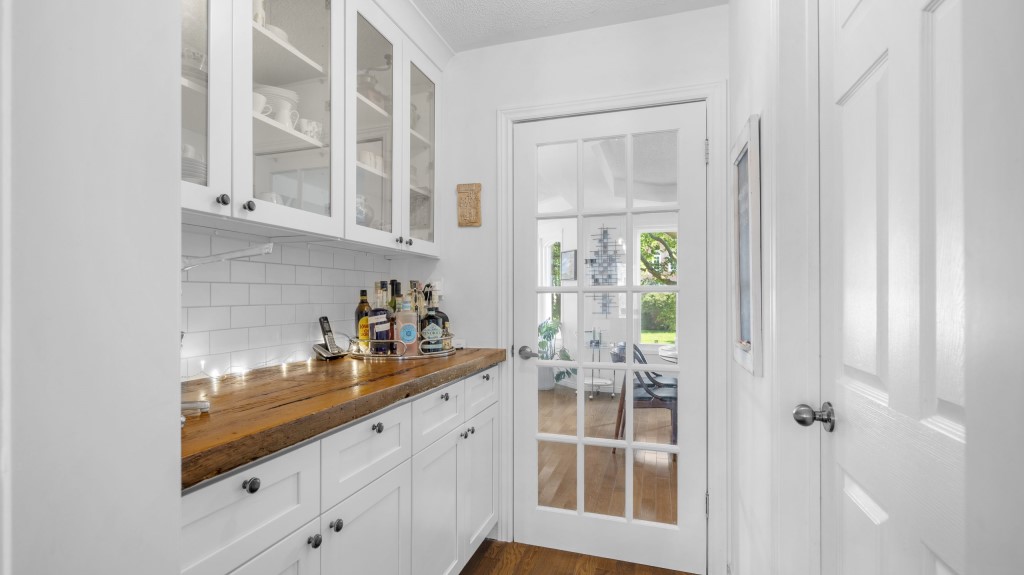contrasting materials for cabinets